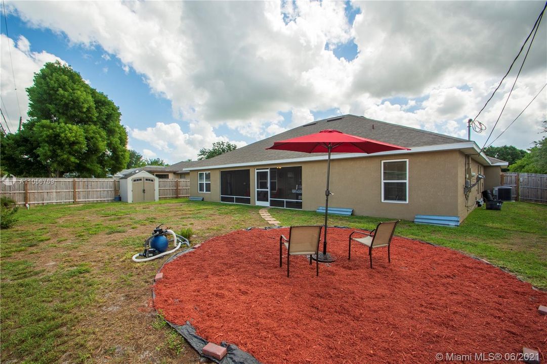 Vendido Recientemente: $384,900 (4 camas, 3 baños, 2356 Pies cuadrados)