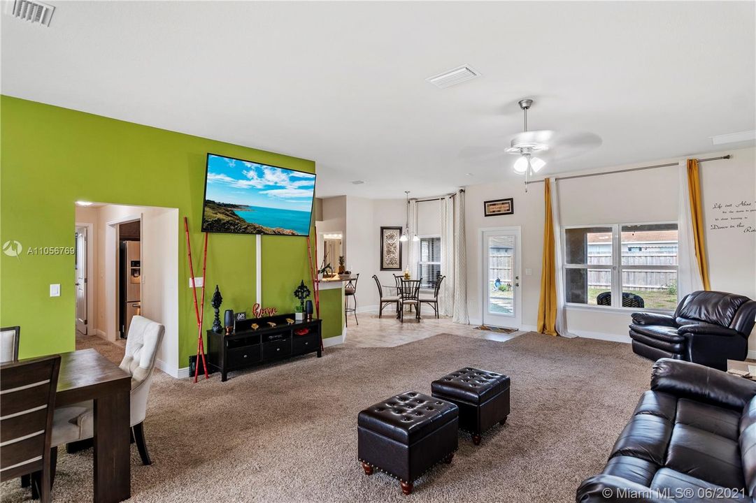 Vendido Recientemente: $384,900 (4 camas, 3 baños, 2356 Pies cuadrados)