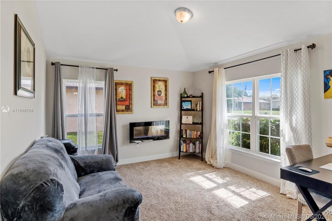 Vendido Recientemente: $384,900 (4 camas, 3 baños, 2356 Pies cuadrados)