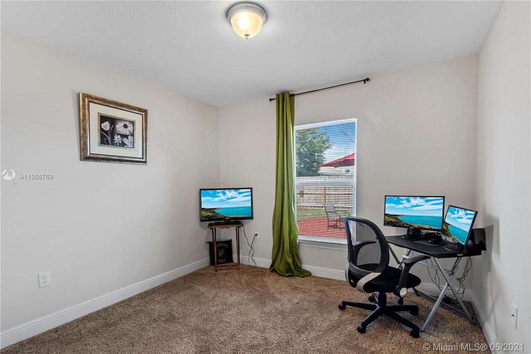 Vendido Recientemente: $384,900 (4 camas, 3 baños, 2356 Pies cuadrados)