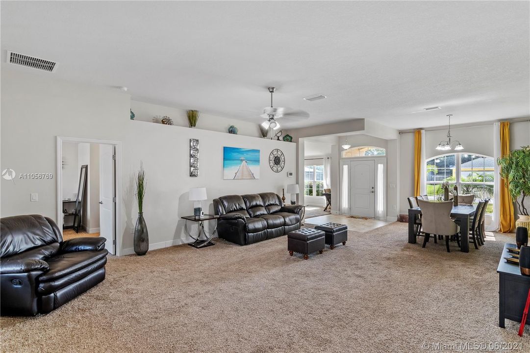 Vendido Recientemente: $384,900 (4 camas, 3 baños, 2356 Pies cuadrados)