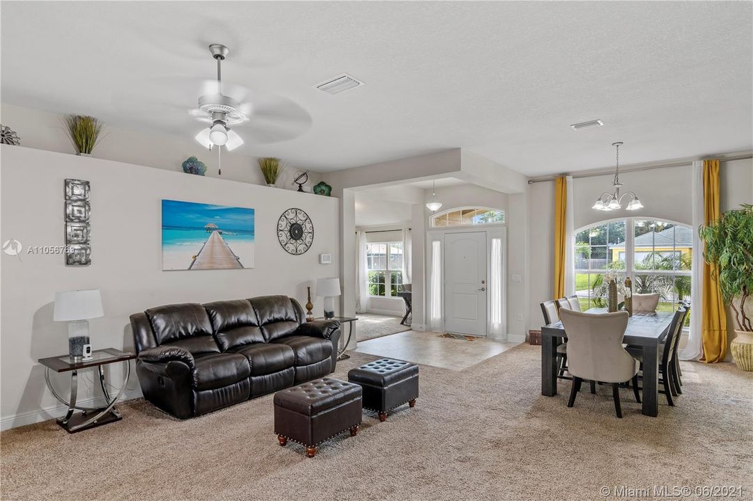 Vendido Recientemente: $384,900 (4 camas, 3 baños, 2356 Pies cuadrados)