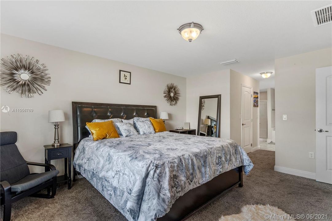 Vendido Recientemente: $384,900 (4 camas, 3 baños, 2356 Pies cuadrados)