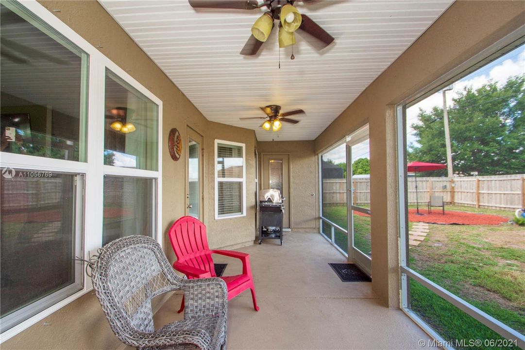 Vendido Recientemente: $384,900 (4 camas, 3 baños, 2356 Pies cuadrados)