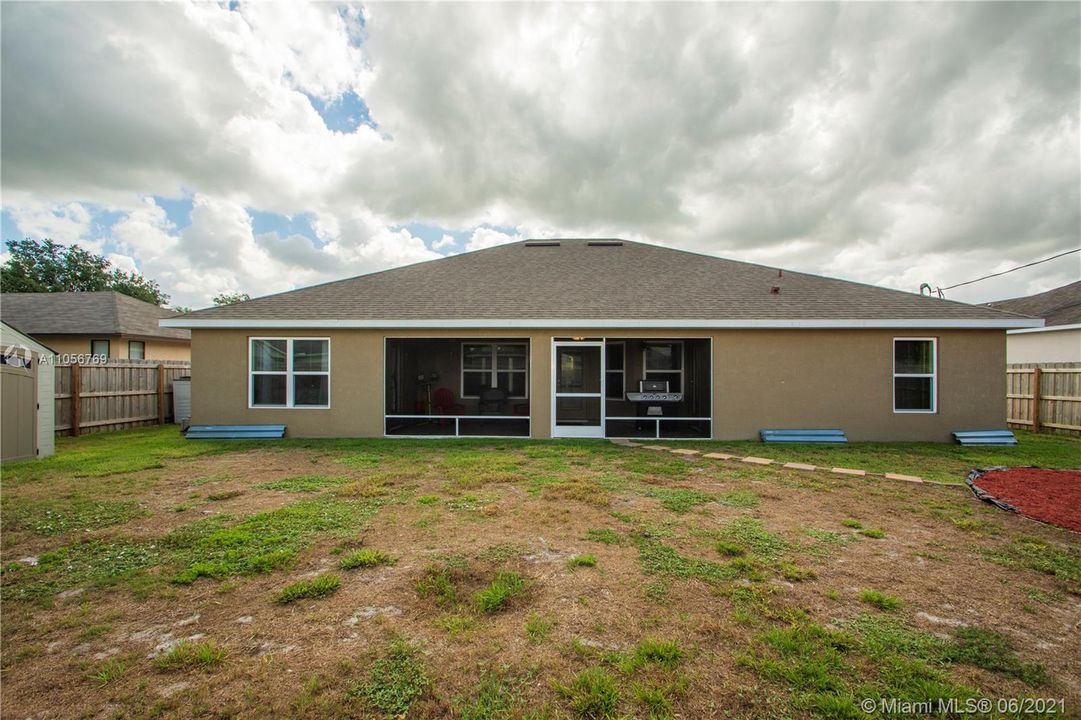 Vendido Recientemente: $384,900 (4 camas, 3 baños, 2356 Pies cuadrados)