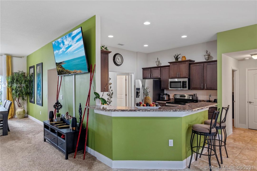 Vendido Recientemente: $384,900 (4 camas, 3 baños, 2356 Pies cuadrados)