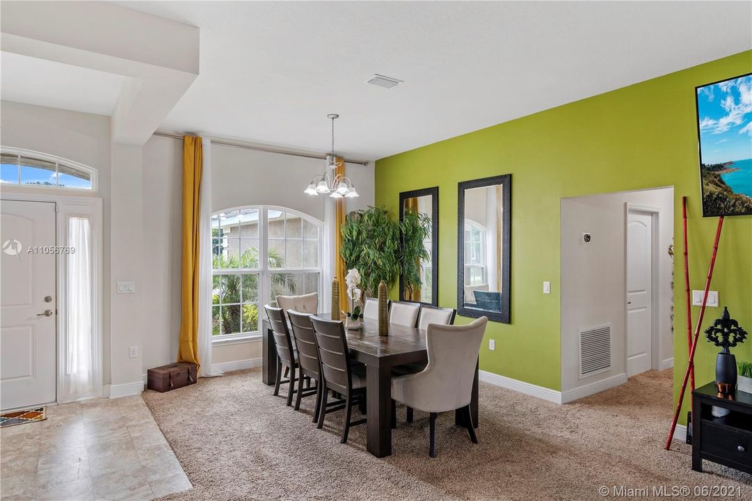 Vendido Recientemente: $384,900 (4 camas, 3 baños, 2356 Pies cuadrados)