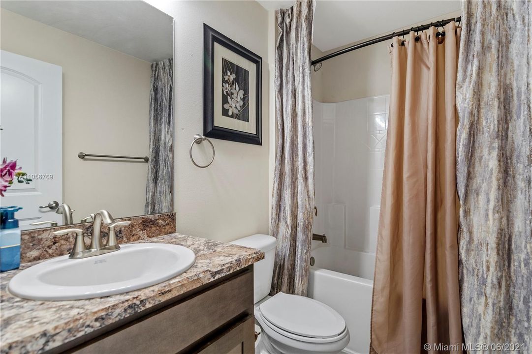 Vendido Recientemente: $384,900 (4 camas, 3 baños, 2356 Pies cuadrados)