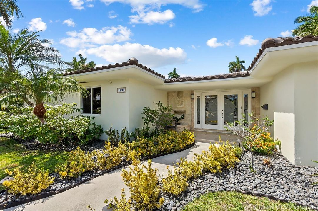 Recently Sold: $799,999 (3 beds, 2 baths, 2205 Square Feet)