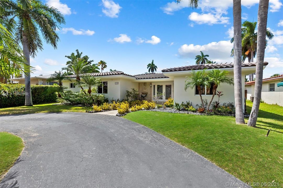 Recently Sold: $799,999 (3 beds, 2 baths, 2205 Square Feet)