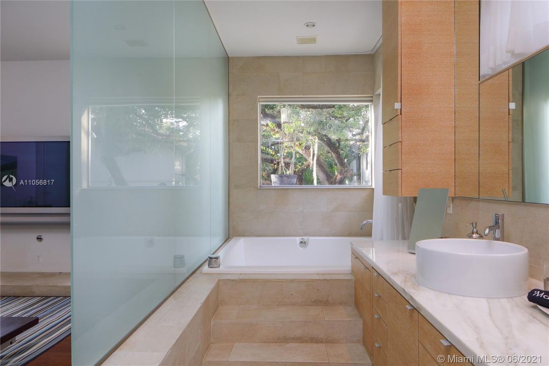 Недавно продано: $2,450,000 (5 спален, 3 ванн, 2743 Квадратных фут)