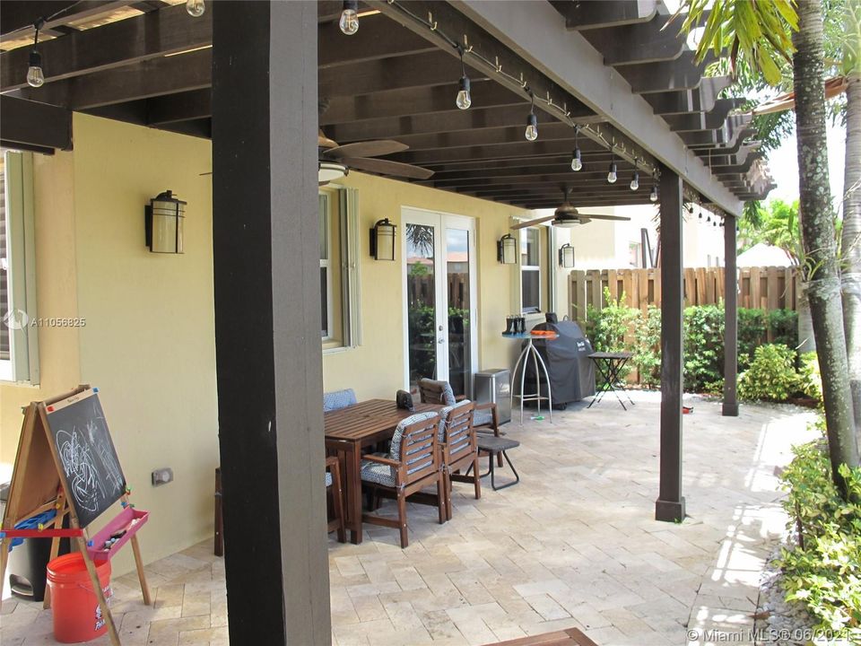 最近售出: $595,000 (4 贝兹, 3 浴室, 2650 平方英尺)