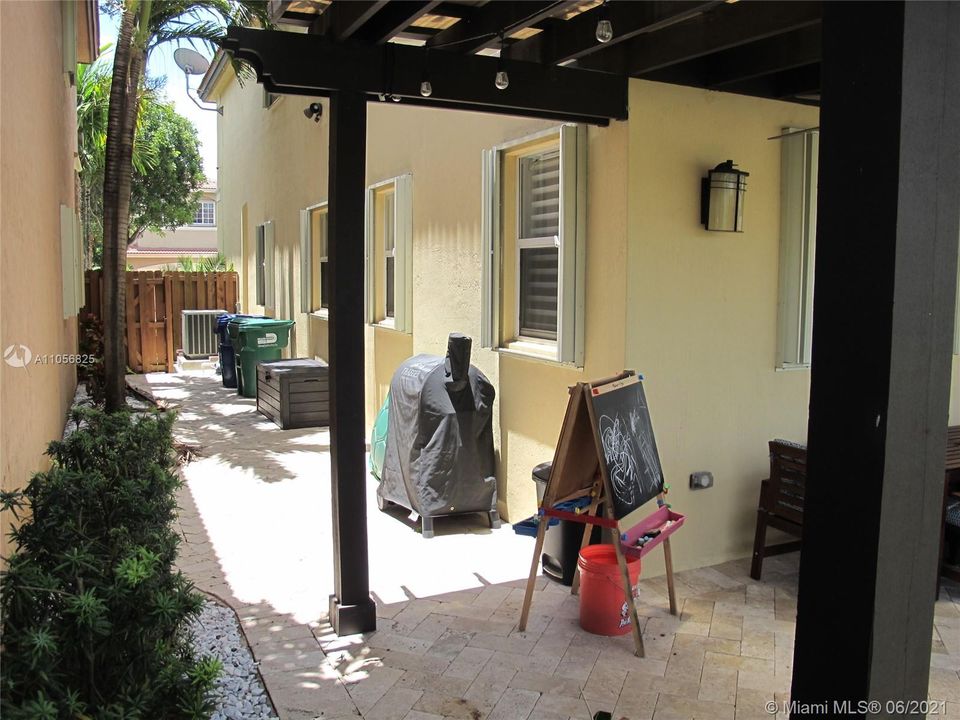 最近售出: $595,000 (4 贝兹, 3 浴室, 2650 平方英尺)