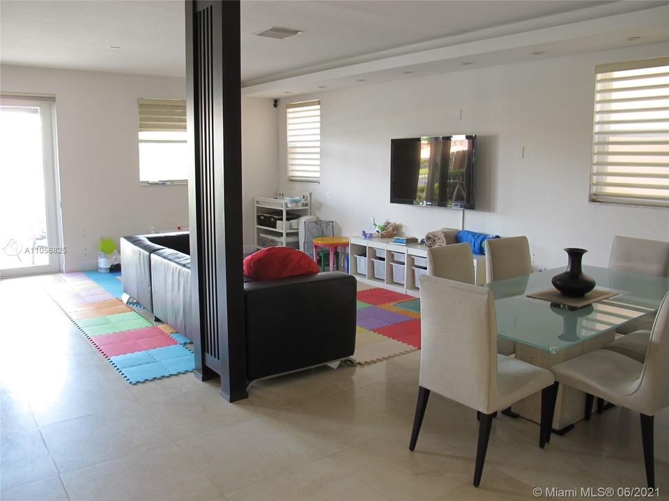 最近售出: $595,000 (4 贝兹, 3 浴室, 2650 平方英尺)