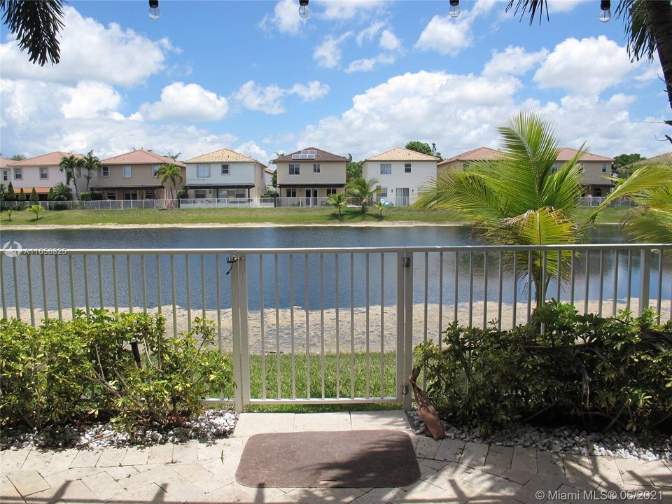 最近售出: $595,000 (4 贝兹, 3 浴室, 2650 平方英尺)