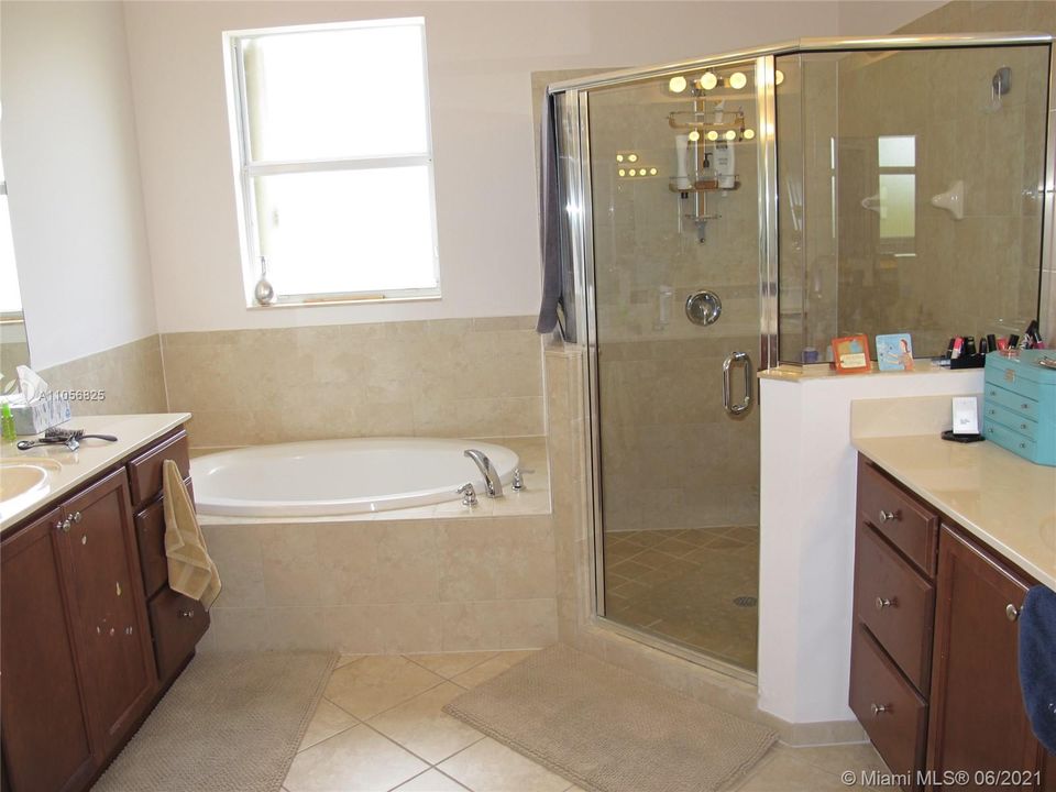 最近售出: $595,000 (4 贝兹, 3 浴室, 2650 平方英尺)