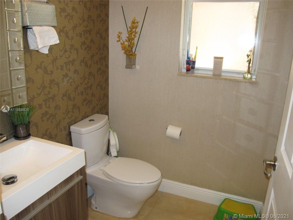 最近售出: $595,000 (4 贝兹, 3 浴室, 2650 平方英尺)