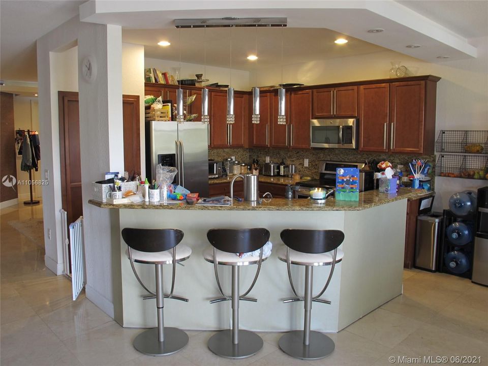 最近售出: $595,000 (4 贝兹, 3 浴室, 2650 平方英尺)