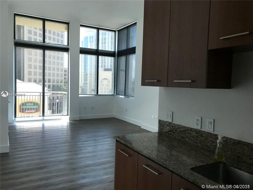 Recently Sold: $315,000 (2 beds, 2 baths, 1187 Square Feet)