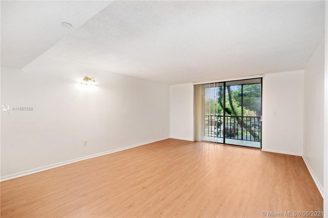 Recently Sold: $179,000 (2 beds, 2 baths, 965 Square Feet)