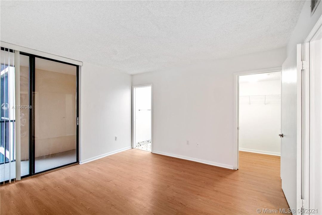 Recently Sold: $179,000 (2 beds, 2 baths, 965 Square Feet)