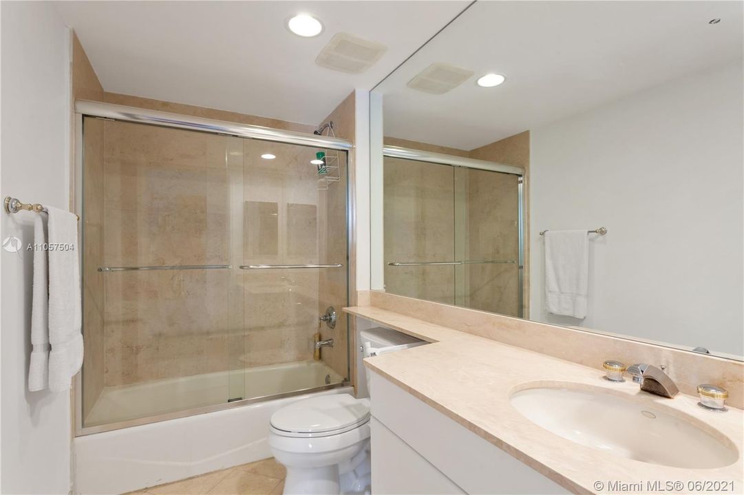 最近售出: $1,599,000 (3 贝兹, 3 浴室, 2632 平方英尺)