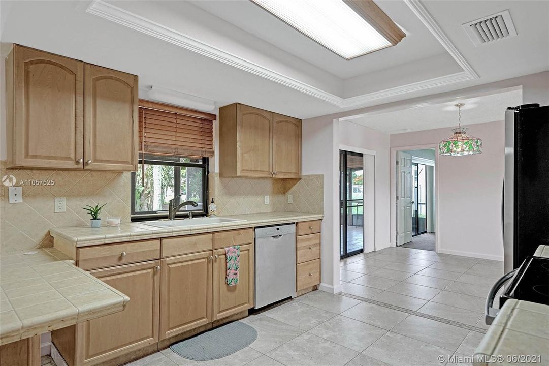 Vendido Recientemente: $359,900 (3 camas, 2 baños, 1698 Pies cuadrados)