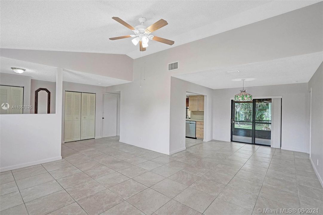 Vendido Recientemente: $359,900 (3 camas, 2 baños, 1698 Pies cuadrados)