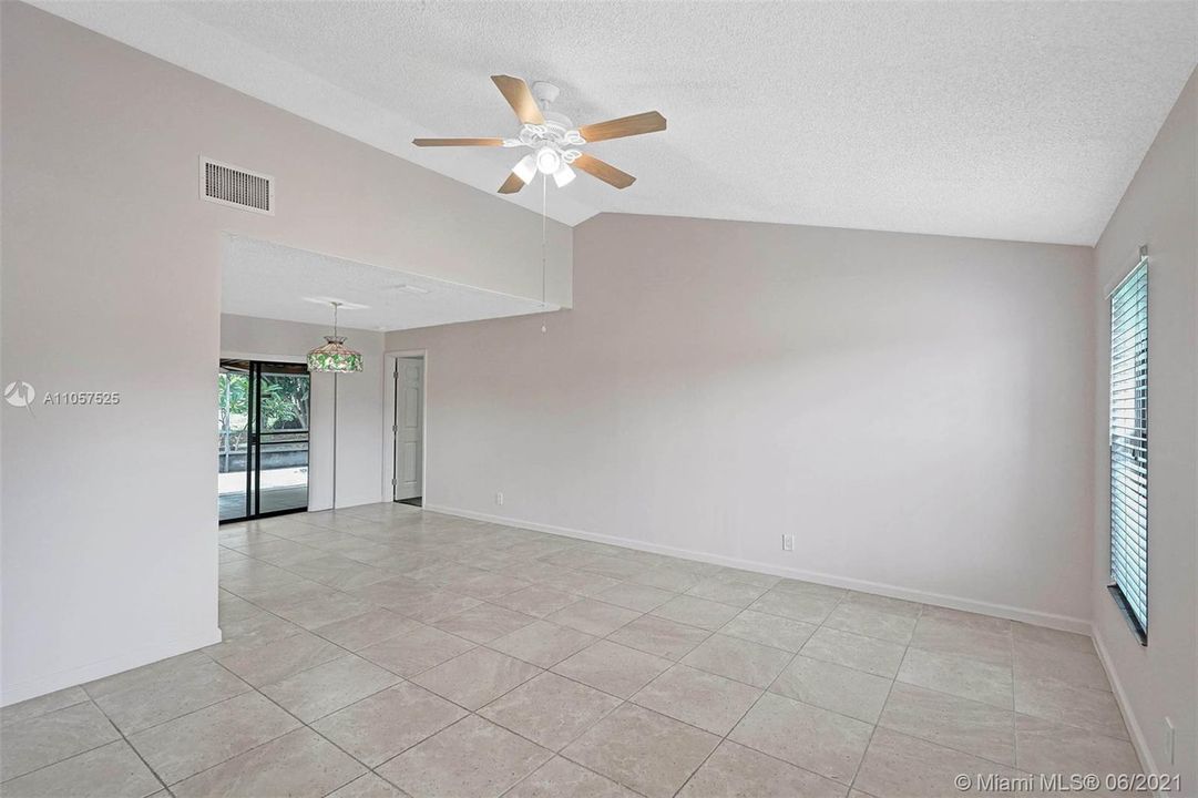 Vendido Recientemente: $359,900 (3 camas, 2 baños, 1698 Pies cuadrados)