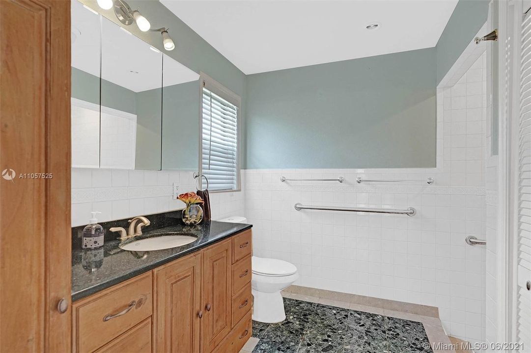 Vendido Recientemente: $359,900 (3 camas, 2 baños, 1698 Pies cuadrados)