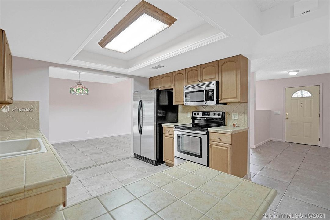 Vendido Recientemente: $359,900 (3 camas, 2 baños, 1698 Pies cuadrados)