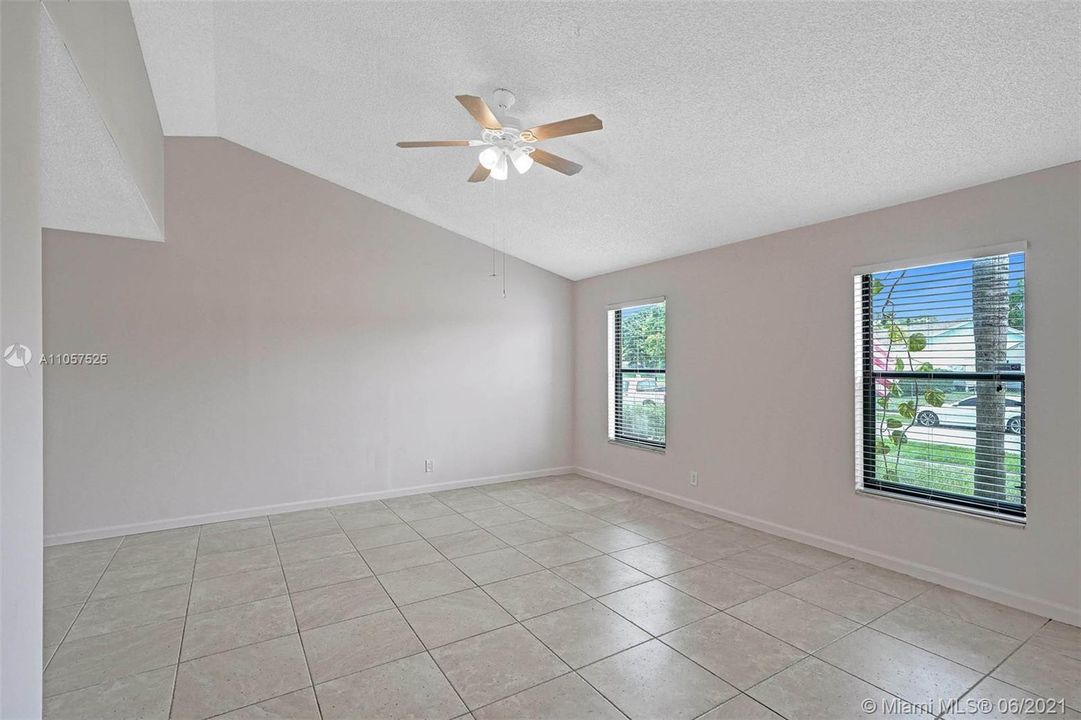 Vendido Recientemente: $359,900 (3 camas, 2 baños, 1698 Pies cuadrados)