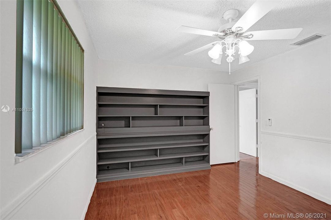 Vendido Recientemente: $359,900 (3 camas, 2 baños, 1698 Pies cuadrados)