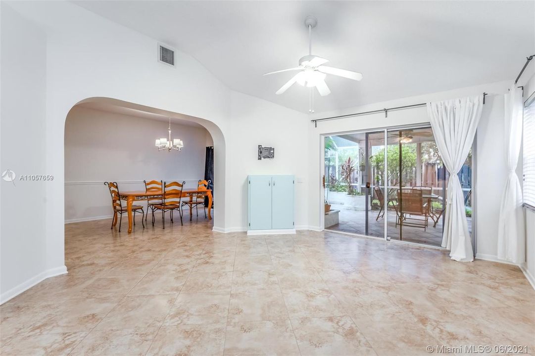 Recently Sold: $440,000 (3 beds, 2 baths, 1709 Square Feet)