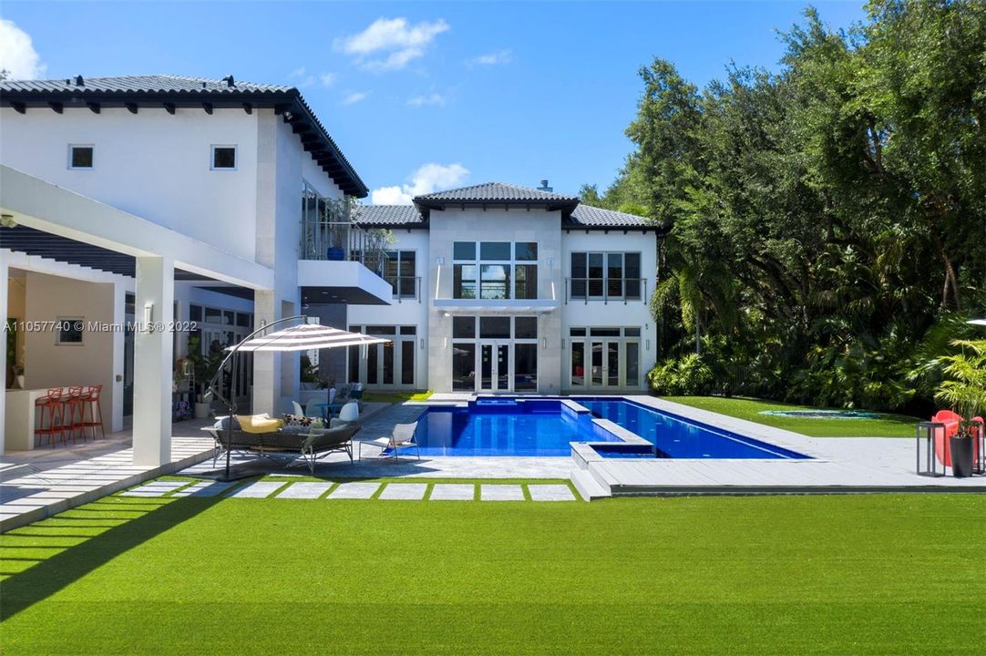Recently Sold: $7,990,000 (7 beds, 7 baths, 8906 Square Feet)