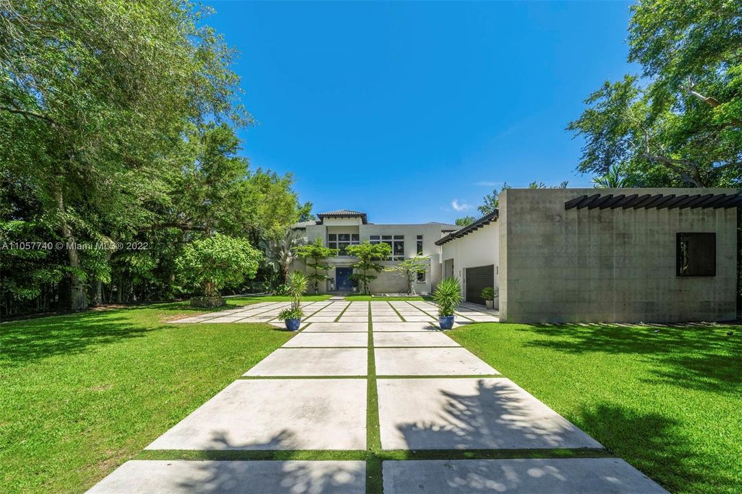 Recently Sold: $7,990,000 (7 beds, 7 baths, 8906 Square Feet)