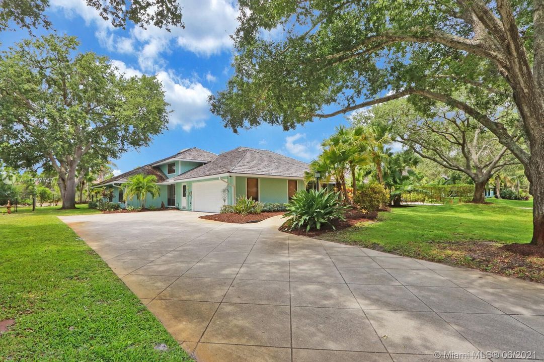 Recently Sold: $749,000 (4 beds, 2 baths, 2359 Square Feet)