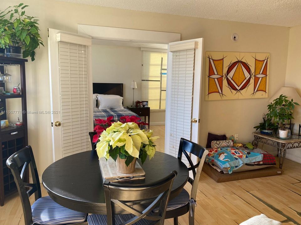 Recently Sold: $197,900 (1 beds, 1 baths, 880 Square Feet)