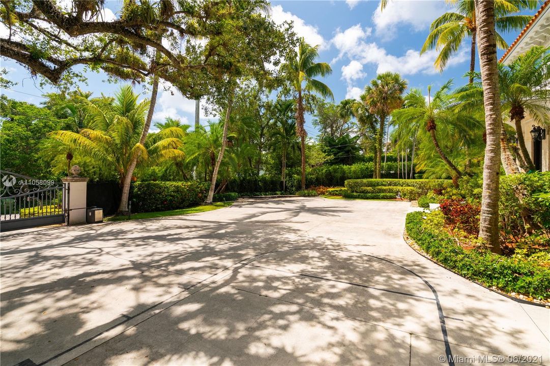 Recently Sold: $4,350,000 (6 beds, 4 baths, 6442 Square Feet)