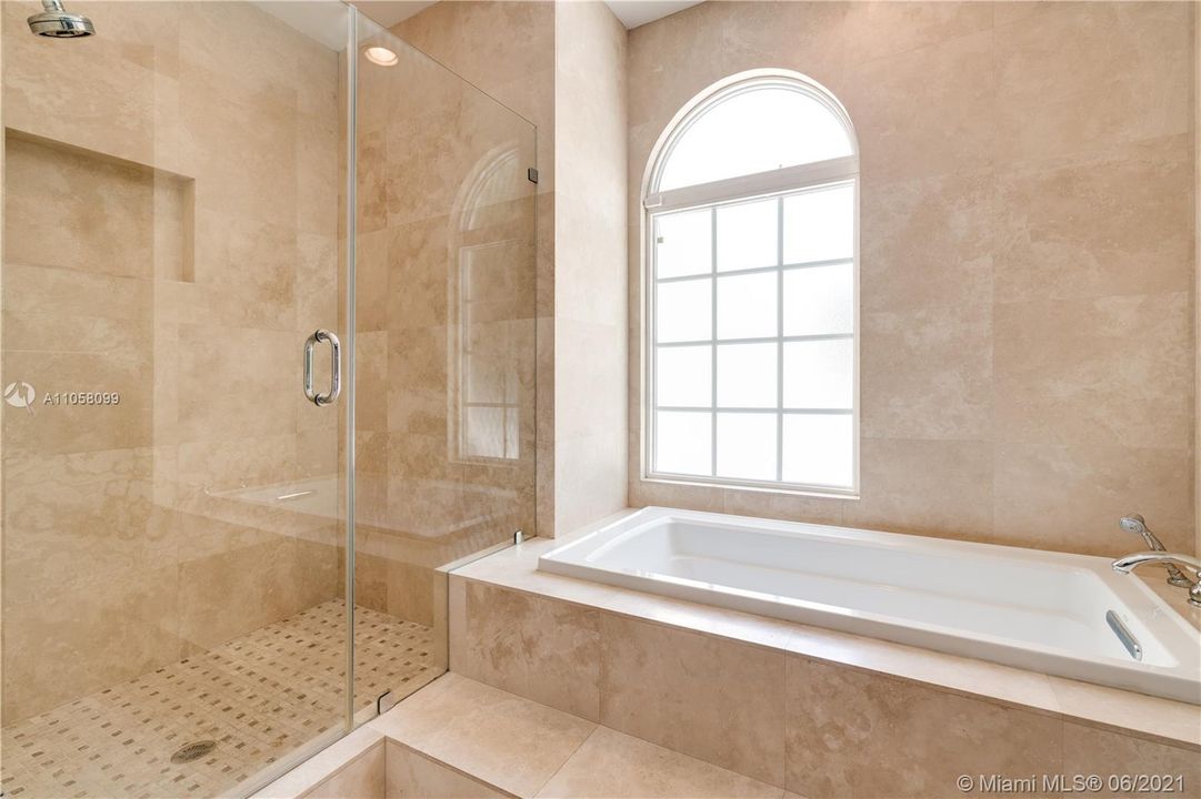 最近售出: $4,350,000 (6 贝兹, 4 浴室, 6442 平方英尺)