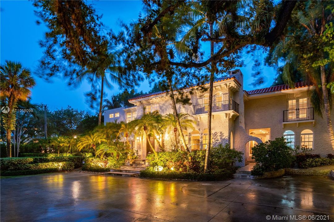 Recently Sold: $4,350,000 (6 beds, 4 baths, 6442 Square Feet)