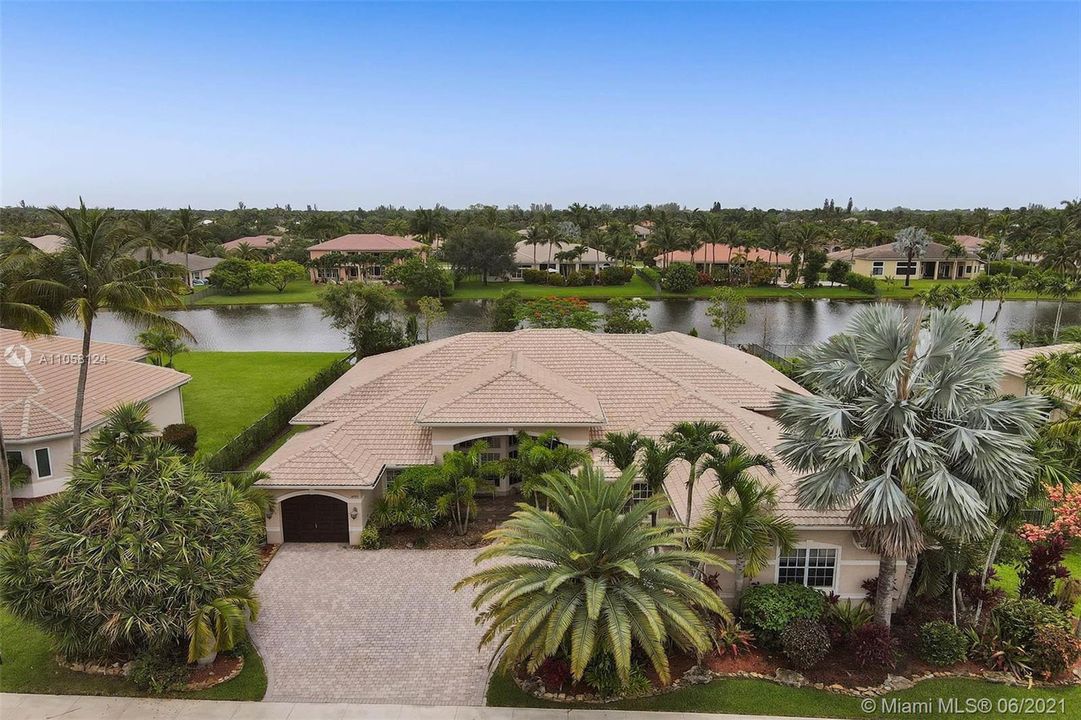 Recently Sold: $1,200,000 (5 beds, 4 baths, 4635 Square Feet)