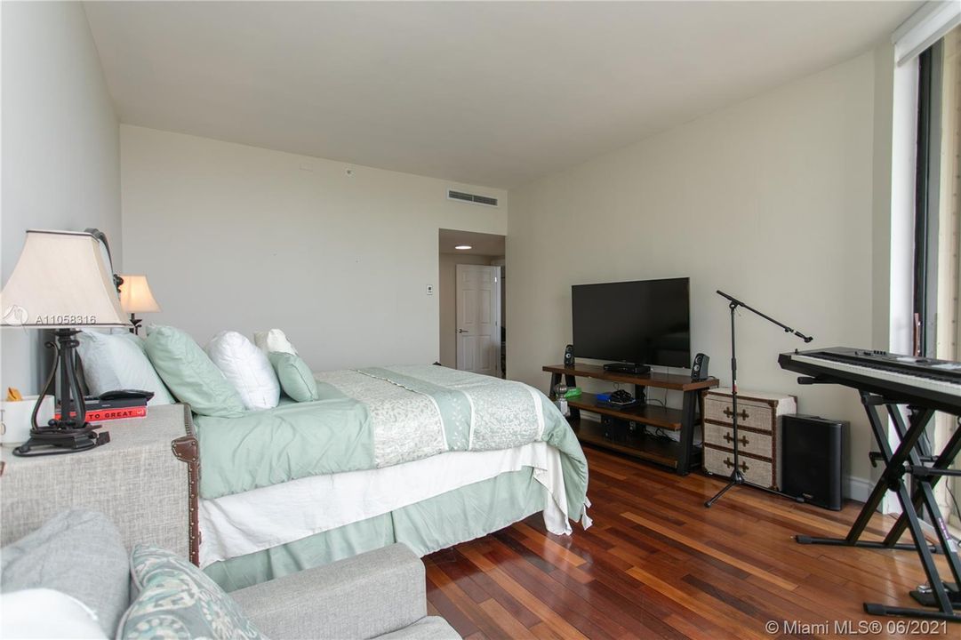 Recently Rented: $4,000 (2 beds, 2 baths, 1647 Square Feet)