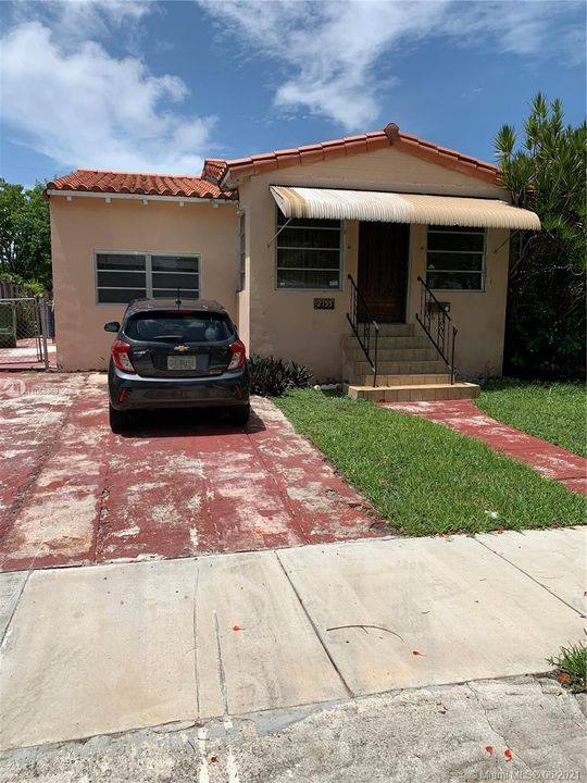 Recently Sold: $599,000 (4 beds, 2 baths, 1628 Square Feet)