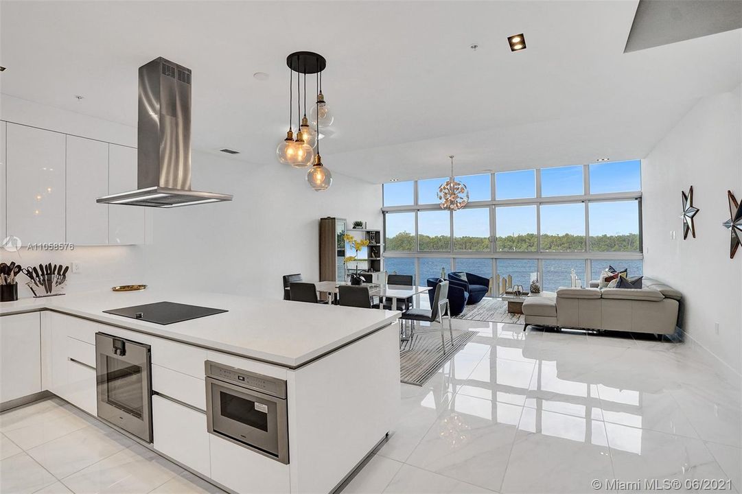 Recently Sold: $2,708,000 (3 beds, 3 baths, 3176 Square Feet)