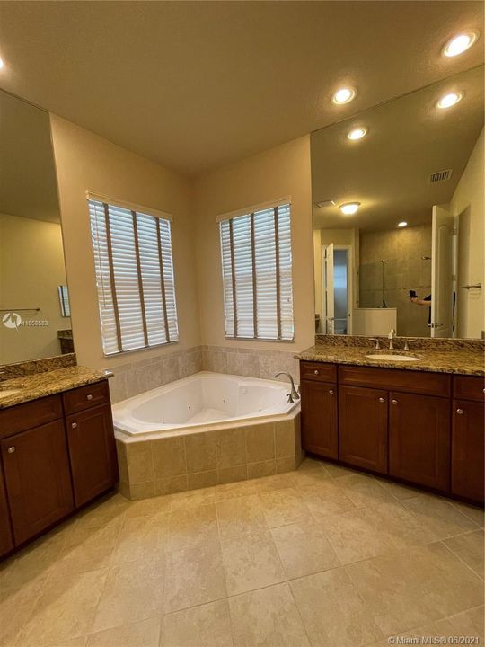 Недавно арендовано: $6,500 (5 спален, 4 ванн, 3744 Квадратных фут)
