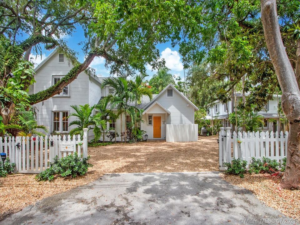 Recently Sold: $2,950,000 (5 beds, 6 baths, 3570 Square Feet)
