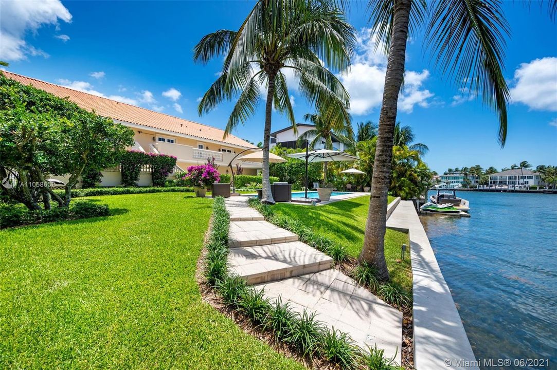 Recently Sold: $4,950,000 (5 beds, 4 baths, 6128 Square Feet)