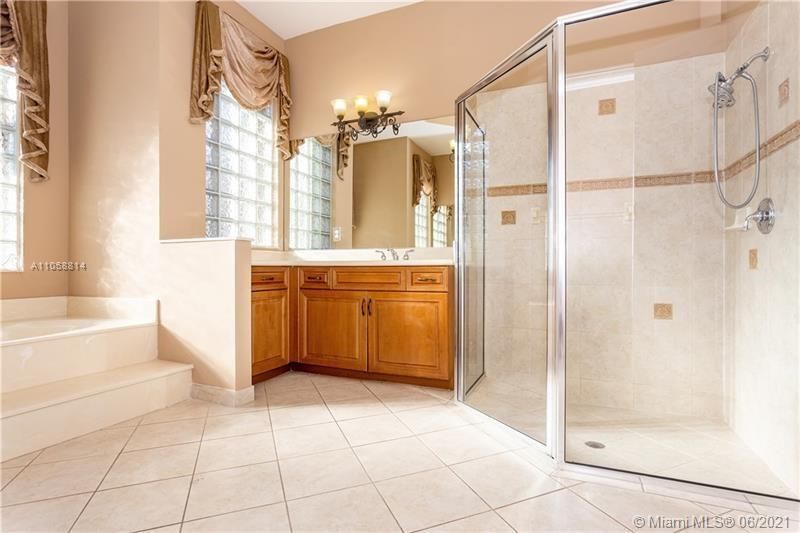 最近售出: $985,000 (5 贝兹, 5 浴室, 3361 平方英尺)