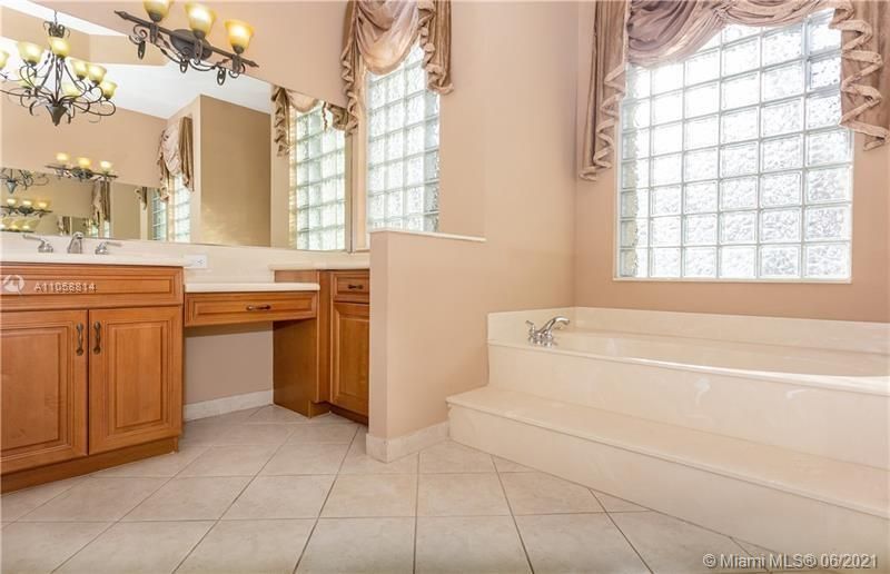 最近售出: $985,000 (5 贝兹, 5 浴室, 3361 平方英尺)